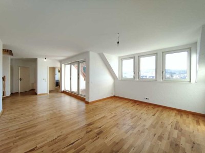 Moderne, großzügige 4 ½ Zimmer-Maisonette Wohnung in beliebter, sonniger Blicklage von Taunusstein!