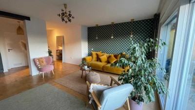 Lichtdurchflutete Wohnung mit Einbauküche: Exklusive 3-Raum-Wohnung mit geh. Innenausstattung