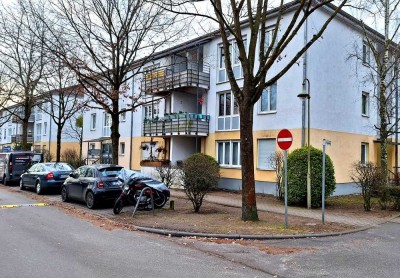 FRISCH RENOVIERT -  SCHICKE WHG m. BALK. u. GARAGE - SCHÖNEICHE...