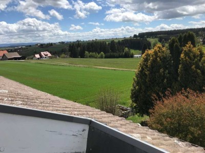 Gepflegte DG-Wohnung mit zwei Zimmern sowie Balkon und Einbauküche in Königsfeld