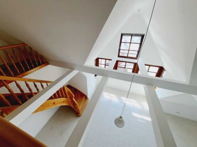 MIETE: Ober-Ingelheim, Studio-Wohnung mit 4-Zimmern, EBK und einen Stellplatz