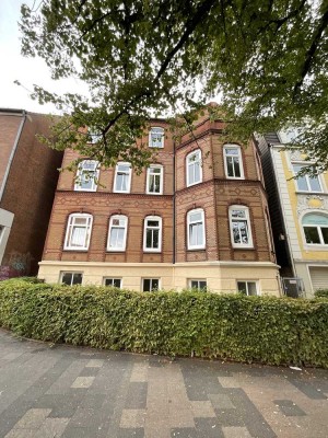 Mitten im Univiertel - großzügige 3 Zimmer Altbauwohnung mit Balkon und Einbauküche