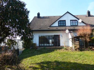 Doppelhaushäfte in Ortsrandlage