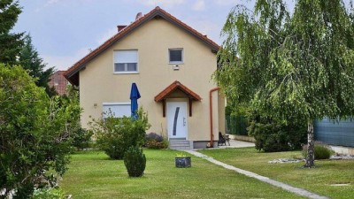 Großzügiges Familienhaus in ruhiger Lage, sehr guter Zustand, großer Garten!