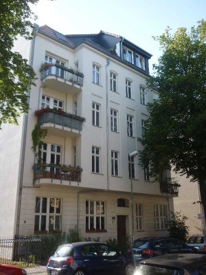 Helle und vermietete Eigentumswohnung in ruhiger Seitenstraße im Florakiez