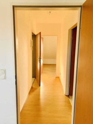 Frisch renovierte 2-Raum-DG-Wohnung mit neuer Einbauküche (befristet)