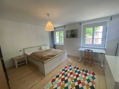 Voll ausgestattete 3-Zimmer: Grosse Küche, Logia, 2 Schlafz,  ruhige Lage Charlottenburg. Von privat