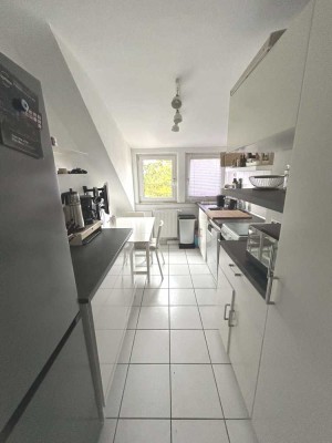 Schicke 3 Zimmerwohnung mit Einbauküche , kein Balkon.