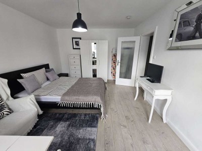 Hell & möblierte 1 Zi-Whg.+Balkon | Aufzug im Haus | 930 EUR Warm inkl. Strom | FFM Innenstadt