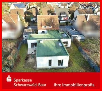 Zweifamilienhaus mit angebautem Bungalow und Garage