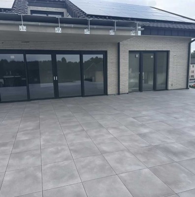 gehobene Neubauwohnung mit 100 m2 Dachterrasse inkl. Ihrer Wunschküche zum halben Preis!