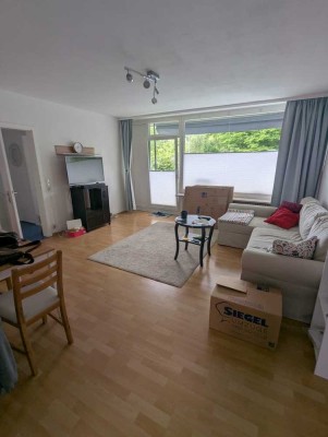 **Helle 2 Zimmer im grünen, Balkon und EBK**