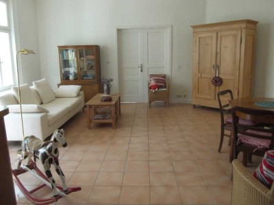 Schöne 2,5-Zimmer-Wohnung mit Wintergarten und Gartenbereich in einer gepflegten Villa