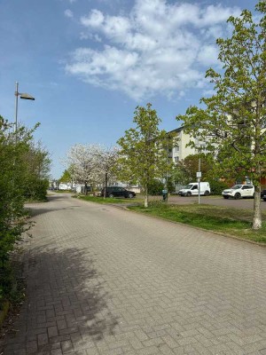 Zwei leerstehende ETW mit 5,5 % Renditepotenzial – Aufzug, Balkon, Stellplätze im MFH von 1996
