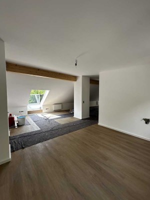 Erstbezug nach Sanierung, 90qm2 Dachgeschosswohnung, Zentrale Lage