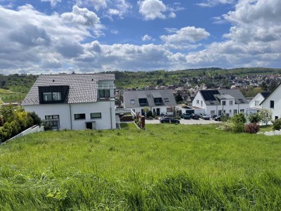 „Herrliches Wohnen in Rand- und Aussichtslage“ Attraktive DHH in Ostelsheim