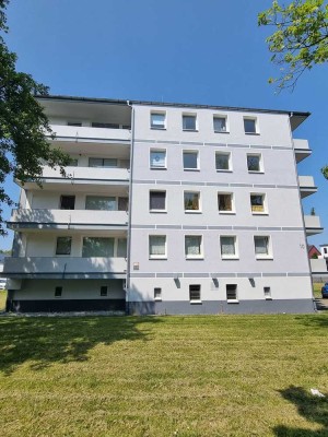 Demnächst einzugsbereit! Umfangreich renovierte 2-Zimmer-Erdgeschosswohnung mit Balkon