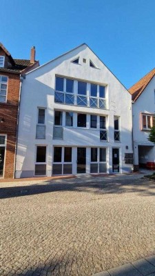 Stufenlos, gern an Senioren, lichtdurchflutet u. sichtgeschützt, Terrasse, PKW - Plätze, Erstbezug i