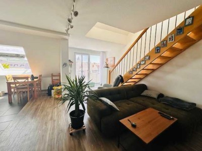 GEMÜTLICHE 2,5 ZIMMER MAISIONETTE WOHNUNG MIT GALERIEZIMMER BALKON UND KOSTENFREIER EINBAUKÜCHE