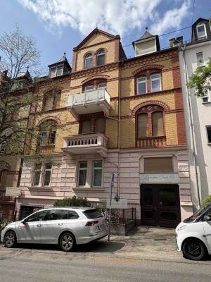 ''Historisches Wohnhaus''
Schöne renovierte 3-Zimmer Altbauwohnung mit Balkon