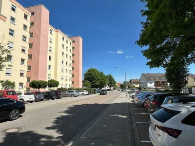 Neuwertige 4,5-Zimmer-Wohnung mit Balkon und Einbauküche in Neutraubling mit Garage möglich