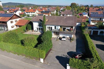 Stilvolles Zweifamilienlandhaus mit großem Garten und Berg-Panoramablick in Raisting