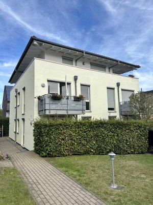 Helle und moderne Etagenwohnung mit Balkon