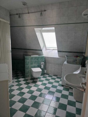 Freundliche und vollst. möbilierte 1-Zimmer-Dachgeschosswohnung mit geh. Innenausstattung