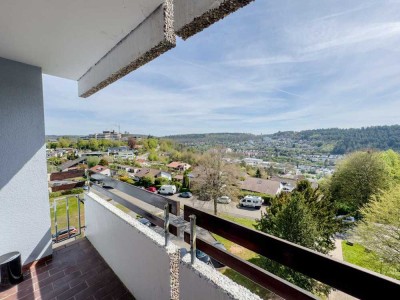 Charmante 3,5 Zimmer Wohnung mit Balkon und Traumblick in naturnaher Umgebung