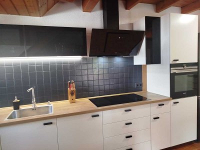 Ansprechende und modernisierte 2-Raum-DG-Wohnung mit Balkon und neuwertige EBK in Leidersbach