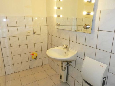 LÄNDLICH RUHIG MIT EIGENEM GARTEN - GEMÜTLICHE 3-ZIMMER-ERDGESCHOSSWOHNUNG !!!!