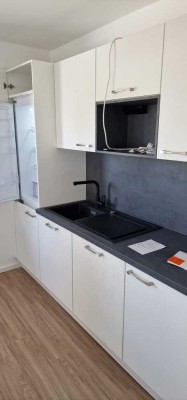 Geräumige 3 Zimmer-Wohnung mit Balkon, Einbauküche und Wintergarten
