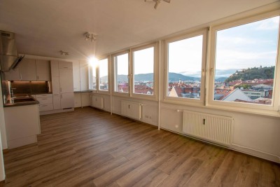 PRIVAT und provisionsfrei: Generalsanierte Wohnung mit Panorama-Schloßbergblick, Penthouse-Flair und Parkplatz im sanierten Wohnkomplex, Bezirk Innere Stadt