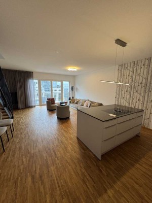 Exklusive 3-Zimmer-Wohnung mit Dachterrasse, Skylineblick, Designküche und Stellplatz!