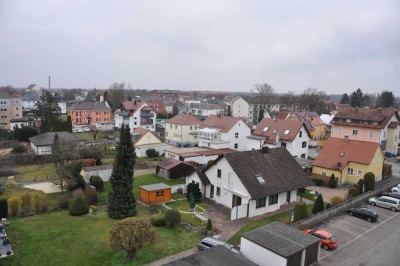 Zentral gelegene, besonders helle und großzügige 2-Zimmer-Wohnung, barrierefrei, Balkon mit Ausblick