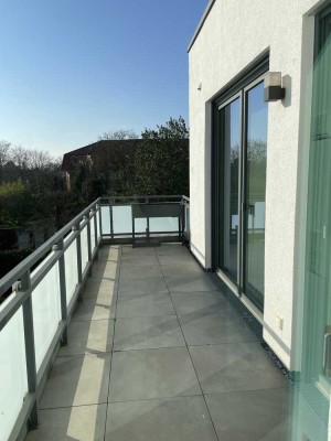 Luxuriöse helle 2-Zimmer-Wohnung mit Einbauküche, Balkon, Carport und Kamin in der Kempener City