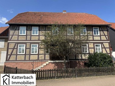 Solides Fachwerkhaus mit Scheune und großem Grundstück in Bredelem