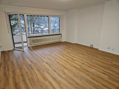 Gut geschnittene 4 Zimmer Wohnung mit Balkon, Stellplatz und Einbauküche