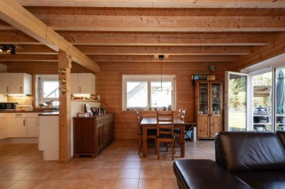 Rösrath-Zentrum: Modernes, energieeffizientes Massivholzhaus in Waldrandlage sucht neue Familie!