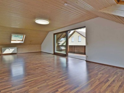 Idyllisch gelegene Dachgeschosswohnung mit Balkon, Garten und  Carport