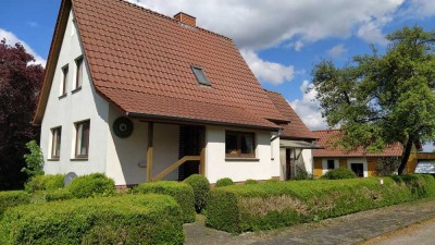 Einfamilienhaus in Helvesiek mit großem Grundstück, Garage, großzügigem Anbau.