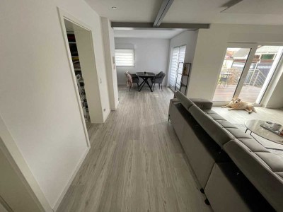 gepflegtes EFH mit ELW Pool und Solarthermie, noch vermietet
