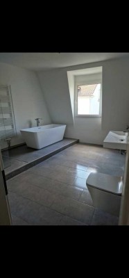 Charmante Dachgeschosswohnung mit hochwertiger Sanierung – 4 Zimmer, 106 m², vermietet