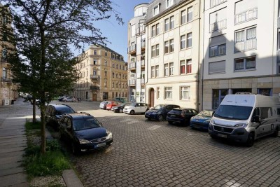 Sofort bezugsbereit: Helle Zwei-Raum-Altbau-Wohnung mit Stellplatz