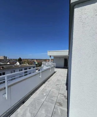 Sanierte schöne Penthousewohnung mit großer Dachterasse und Blick auf die Skylines von Frankfurt