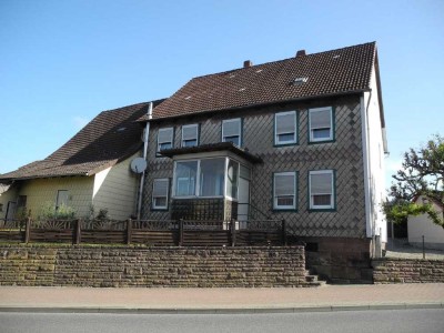 Wohnhaus mit Nebengebäude aber ohne Garten in dörflicher Lage