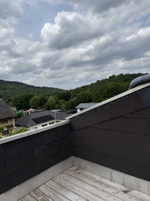 Freundliche 3,5-Zimmer-DG-Wohnung mit Dachterrasse mit grünem Ausblick und mit Sauna ain Hochstätten