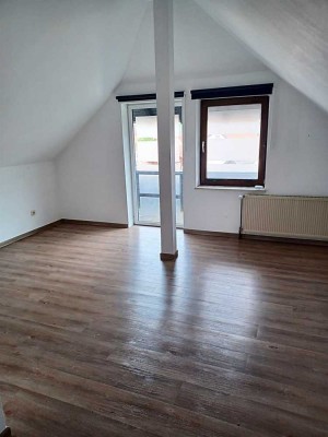 *PFIFFIGE DACHGESCHOSSWOHNUNG SUCHT SINGLE ODER PÄRCHEN*