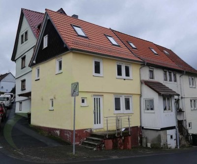 Vollständig saniert: Schnuckeliges Eigenheim in Schotten. Leben, wo andere Urlaub machen.