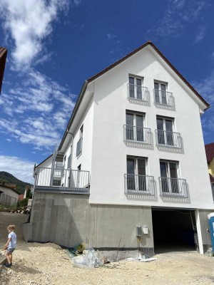 Helle 3-Zi-(Fast-)Neubau-Wohnung mit großer Terrasse in Weilstetten